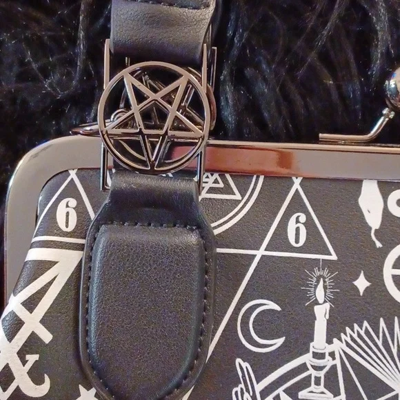 KILLSTAR OCCULT GRAPHIC PENTAGRAM HANDEL HARDWARE KISSLOCK CROSSBODY/SHOULDER - Picture 7 of 16